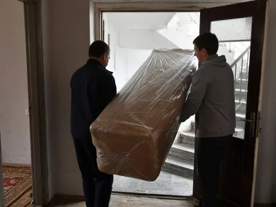 Диван в упаковке в дверном проёме квартиры в Барановичах