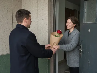 Передача букета у двери квартиры в Барановичах